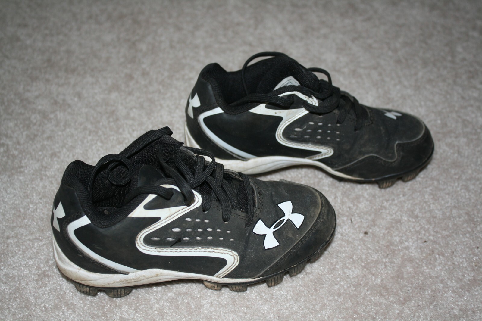boys under armour baseball cleats