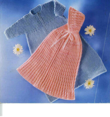 Strickanleitung Kopie 0693.   Baby Kapuzenumhang/Cape & Schlafsack.  DK