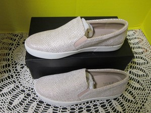 naturalizer flats discontinued