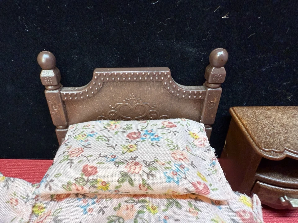 ❤ Sylvanian Families ❤ Classic Antique Bed & Dark Wood Side Table Foto 3 de 4