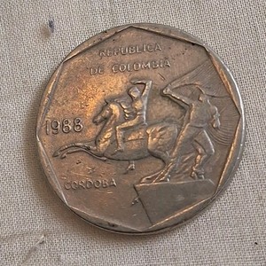 1988 COLOMBIA 10 PESOS - Big Coin - F