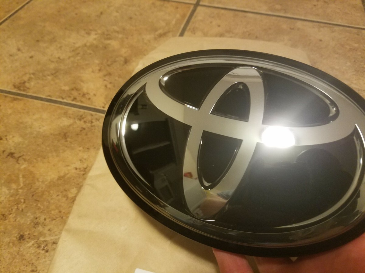 95 - 00 TOYOTA TACOMA FRONT RADIATOR GRILLE CHROME EMBLEM OEM NEW