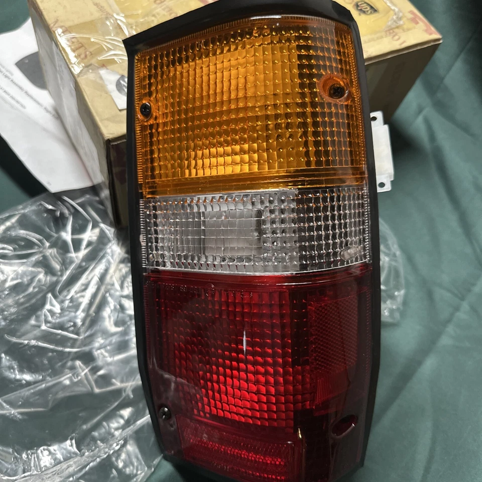 MI2800101 подходит для задних фонарей 1987-1993 Dodge RAM 50 со стороны пассажира вкл. - Изображение 2 из 4