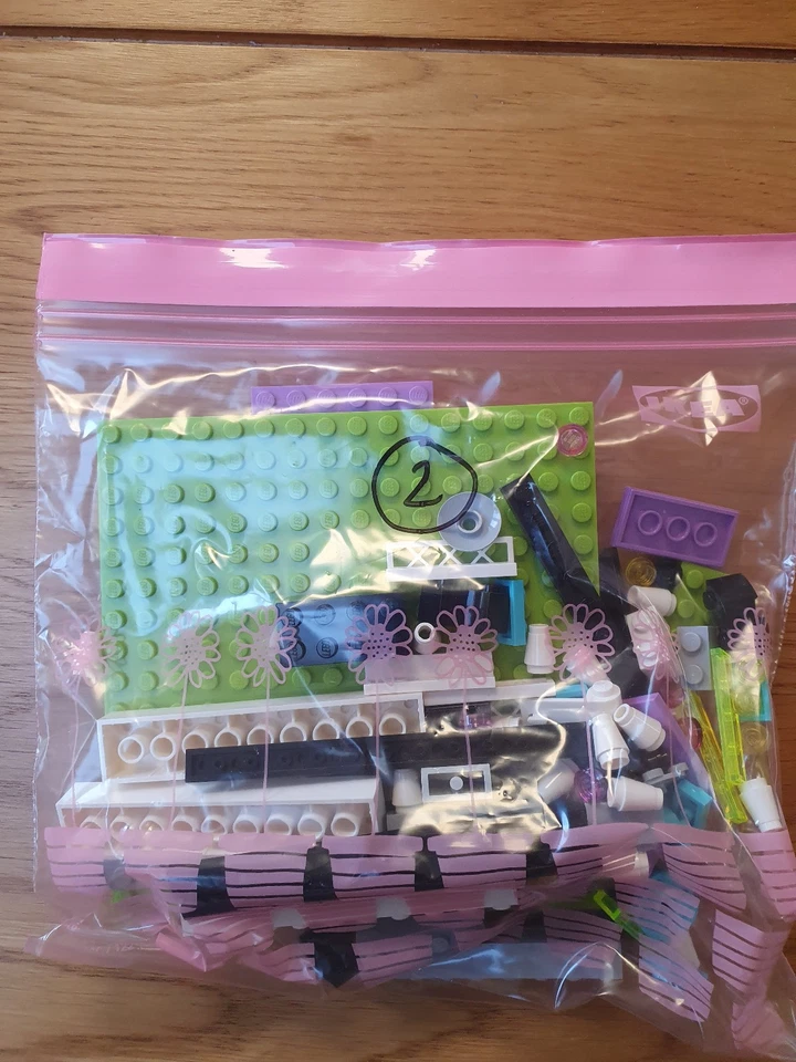 LEGO FRIENDS: Amusement Park Bumper Cars (41133). No box but all pieces included - Image 3 of 4