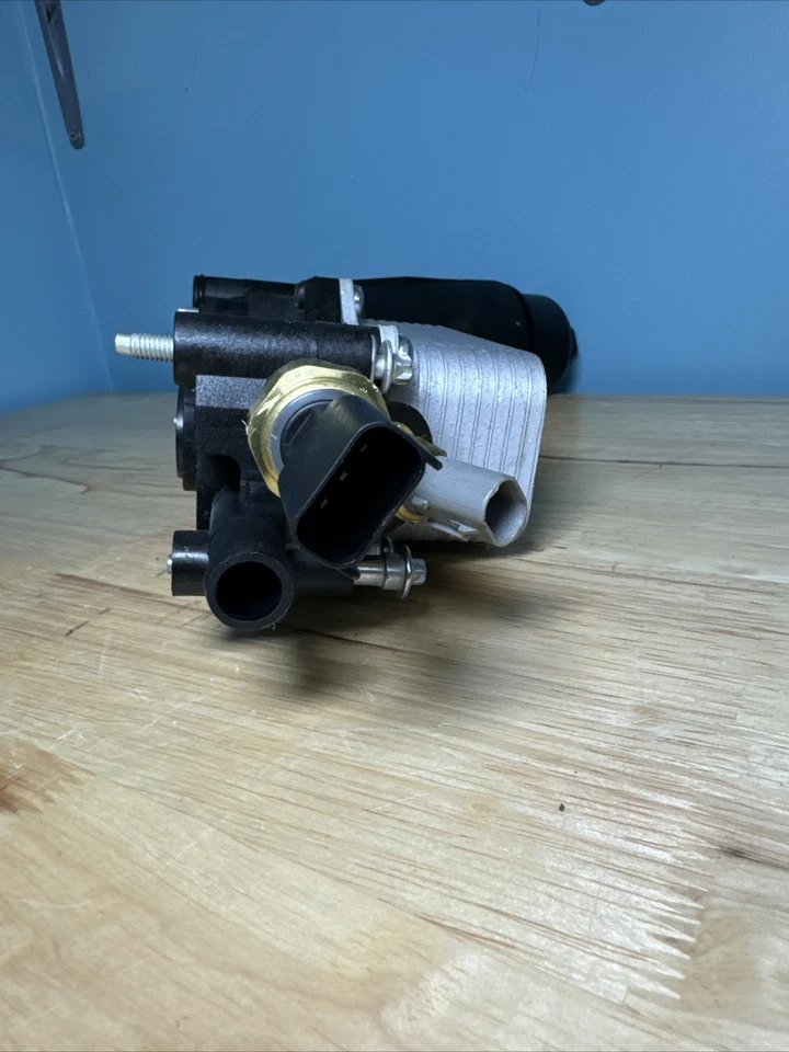 Conjunto de carcasa y enfriador de filtro de aceite de motor Chrysler 300 Foto 4 de 4