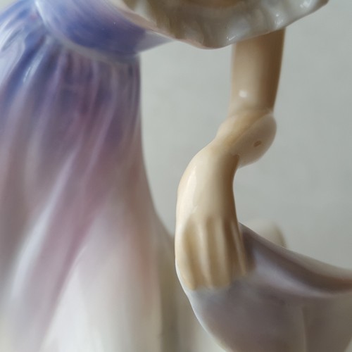 Royal Doulton Bone China Made in England A GYPSY DANCE HN 2230 6¾" Figurine - Picture 15 of 24