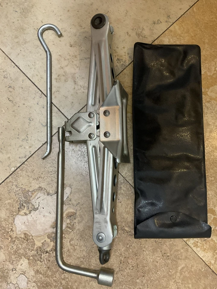 13-14-15-16-17-18-19-20 Nissan NV 200 gato de neumático y herramientas OEM Foto 4 de 4