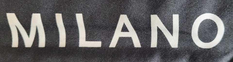 Moschino Milano Cuadrado de Bolsillo 100% Seda Blanco y Negro 12.5" x 12.5" Foto 4 de 4