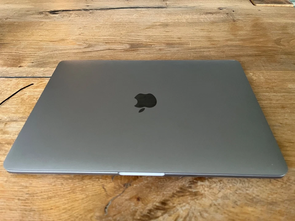 Top Apple MacBook Pro 13, 2018, Vier Thunderbolt 3 Ports, 2018, inkl. Touchbar - Bild 2 von 4