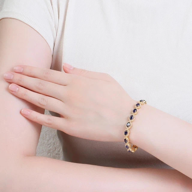 Brazalete de tenis con halo de zafiro de corte ovalado de 8 quilates enchapado en oro amarillo de 14 quilates Foto 2 de 4