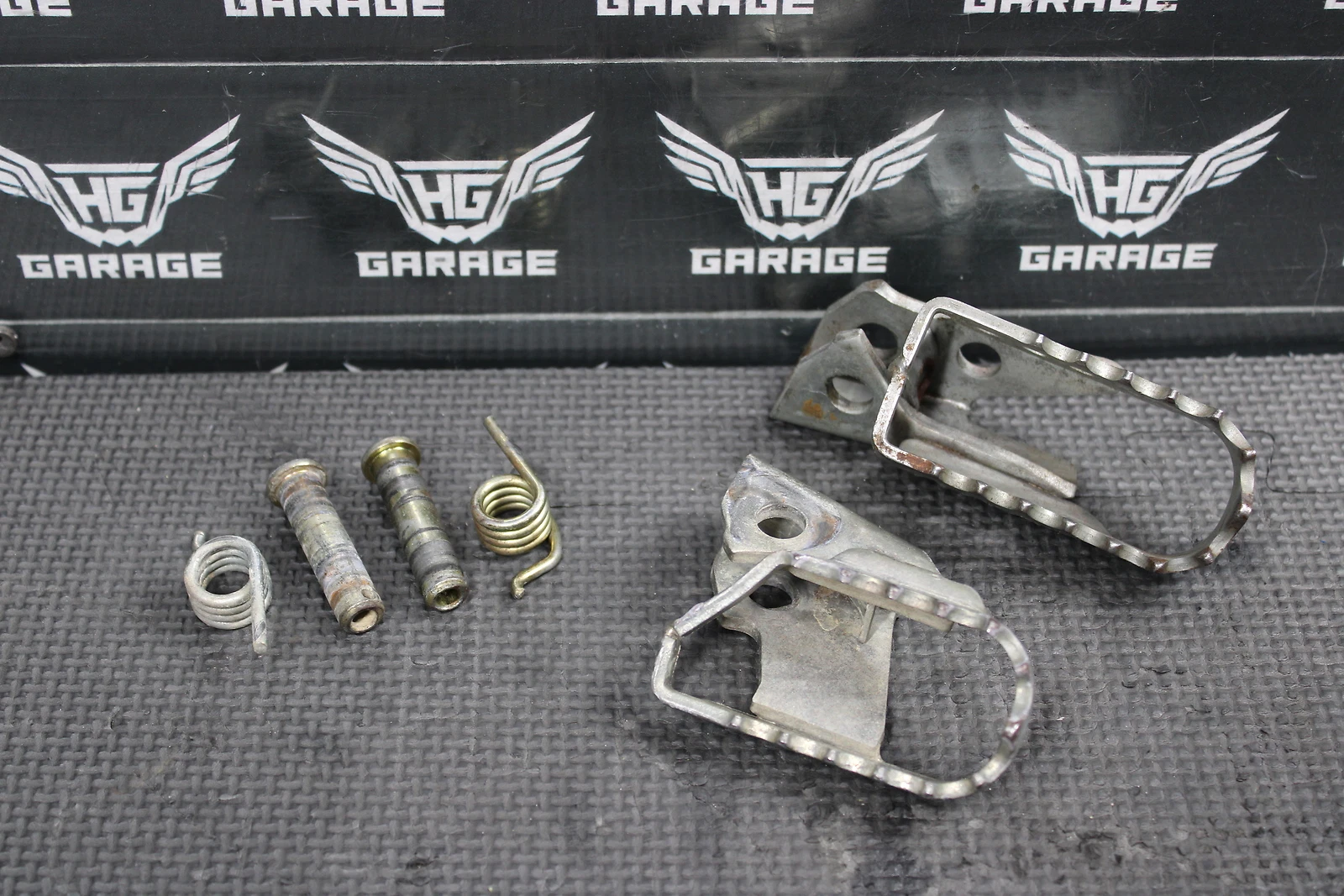 2000 Yamaha TTR125 TTR125E TTR125L TTR125LE OEM Foot Pegs Pedals Frame Stand