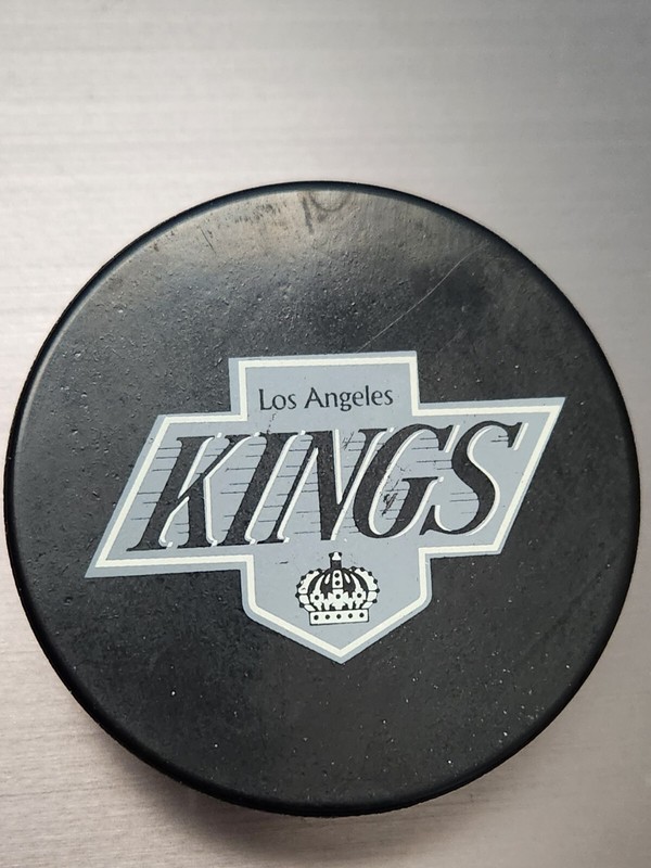LOS ANGELES KINGS NHL VINTAGE OFFICIAL HOCKEY PUCK INGLASCO made in CANADA