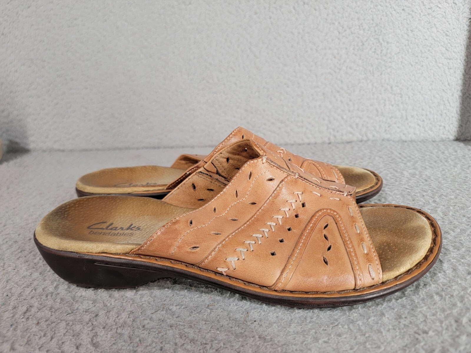 Clarks Womens Sandals Size 9 Genuine Leather Slip On Comfort Shoes