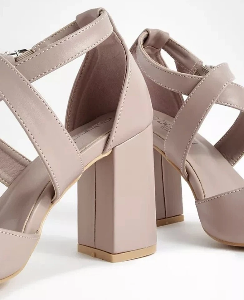 BOOHOO Ancho Ancho Cruzado Detalle Correa Bomba Desnudo Talla 8 NUEVO Foto 3 de 4