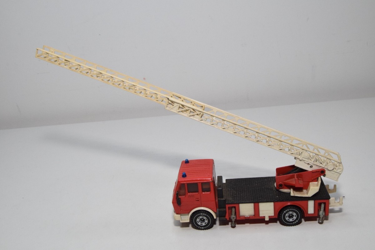 B67 1:55 SIKU 2819 MERCEDES-BENZ 2232 FIRE ENGINE TRUCK WITH