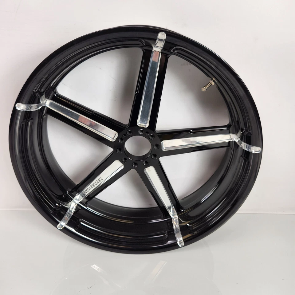 Rueda trasera Performance Machine Formula Harley - 18x5,5 pulgadas - Forjado - Sin concentrador Foto 2 de 4