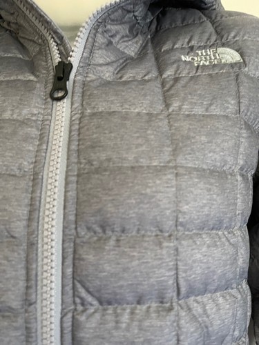Neu mit Etikett brandneu THE NORTH FACE ThermoBall Eco isolierter Damenparka mit Kapuze – grau - Bild 8 von 20