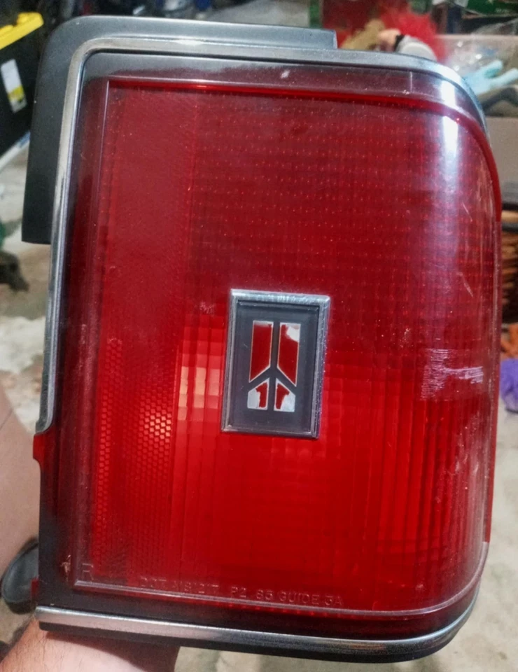 Oldsmobile Cutlass 1985 montaje de luz trasera derecha excelente estado Foto 2 de 4