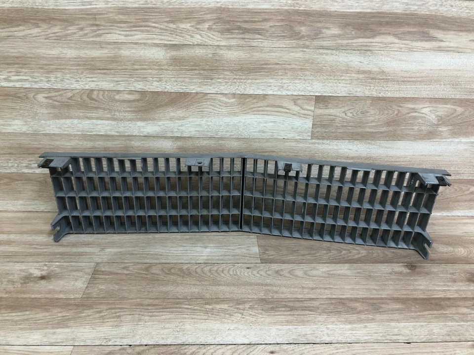 REJILLA RADIADOR CAPÓ DELANTERO CADILLAC SEVILLE OEM 1976-1979 2 Foto 4 de 4