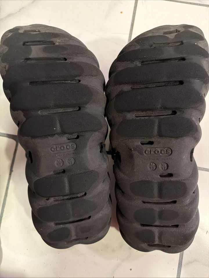 Zueco Crocs Echo en negro unisex, W12/M10 Foto 2 de 3