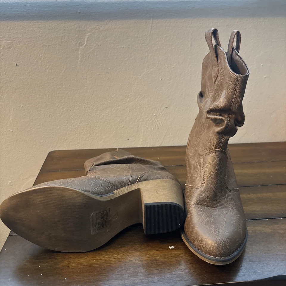 Charles Albert Size 8 NWT Women’s Khaki Boots/ Brown Booties/ New Woman Shoes - Image 3 of 4