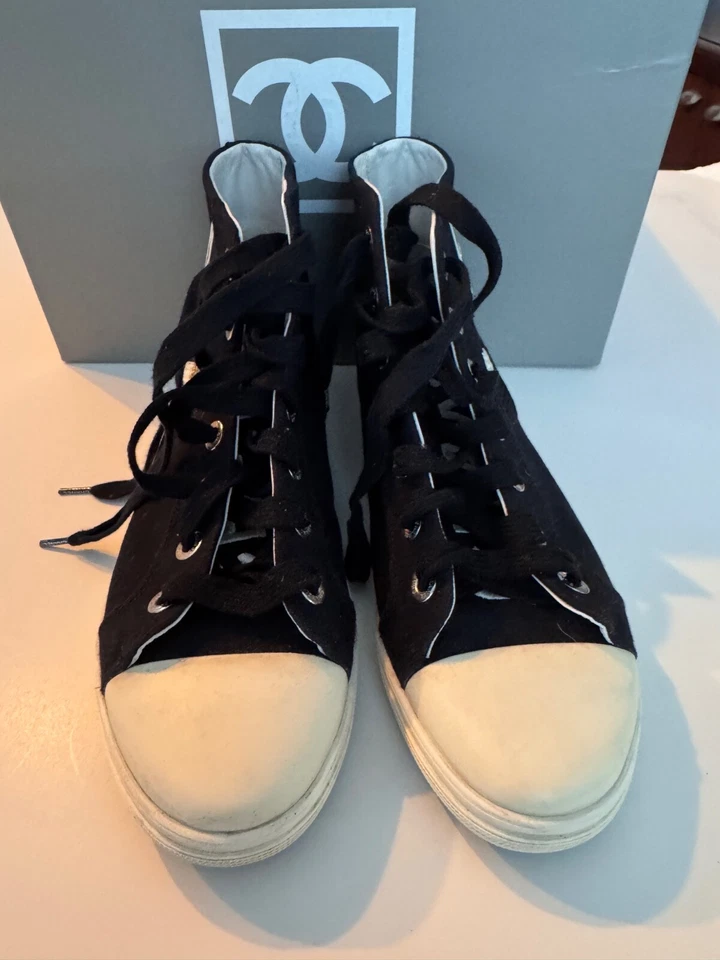 Chanel women’s 39 hi-top tennis shoes vintage excellent condition - Image 2 of 4