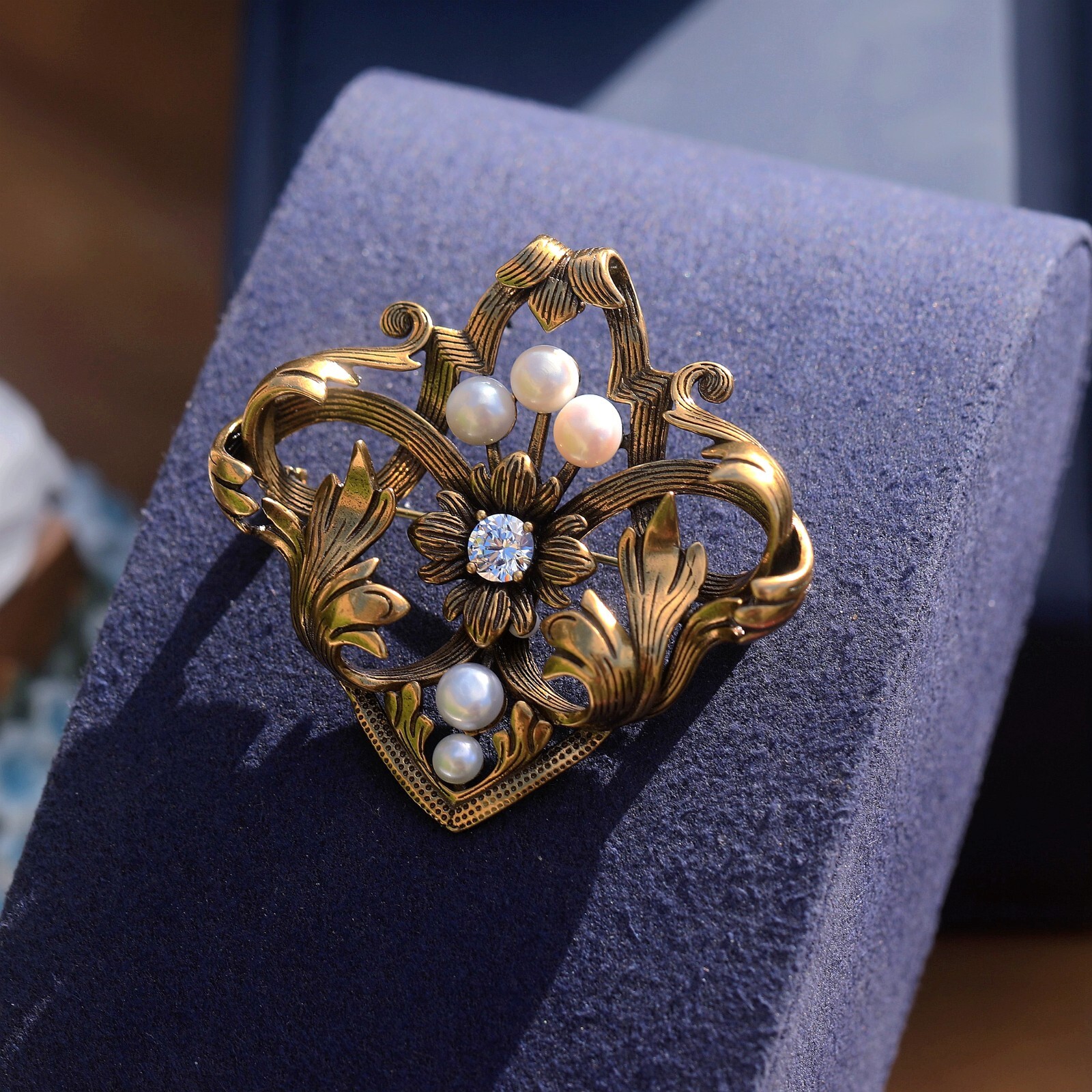 Broche pendentif doré antique style floral serti de strass brillants CZ