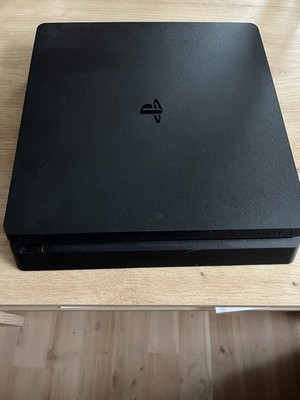 PS4  Konsole 500GB  mit  3 Spielen /