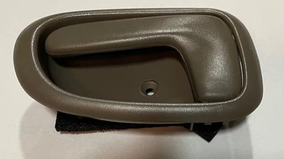 FITS 1995-1996 GEO PRIZM HANDLE ASM FRT S D I S *NE 94855823 - NEW OEM 94855823 - Image 1 of 2