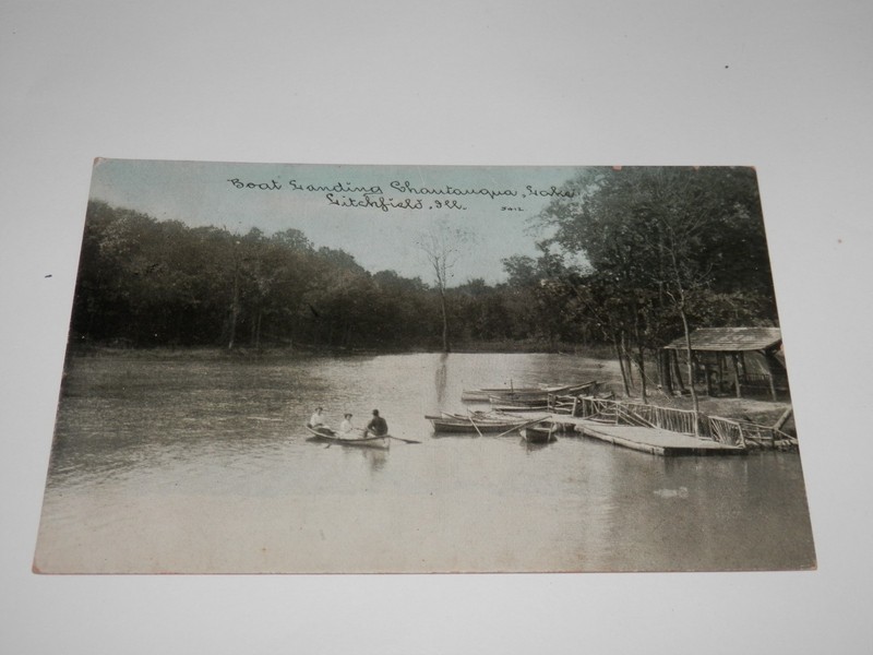 LITCHFIELD ILLINOIS - 1907-1915 ERA POSTCARD - CHAUTAUQUA LAKE - BOAT LANDNG