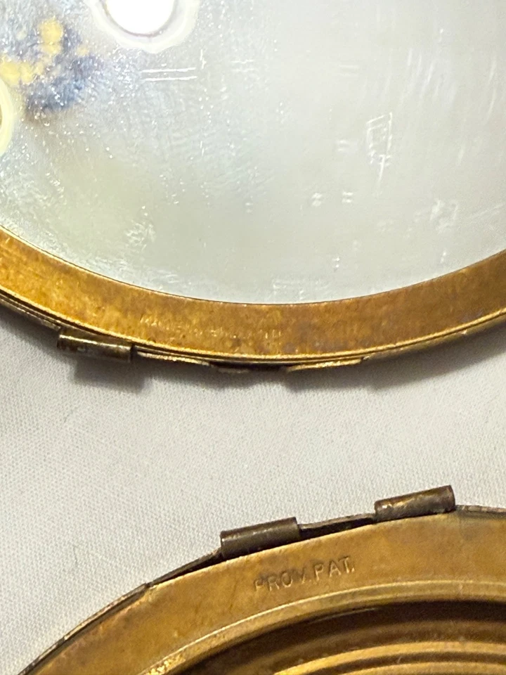 Vintage Powder compacts, sewing kit and cigarette case - Image 2 of 4