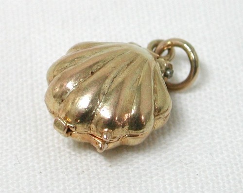 9ct Gold Oyster Shell With Pearl Heavy Charm 1970's Vintage 23157