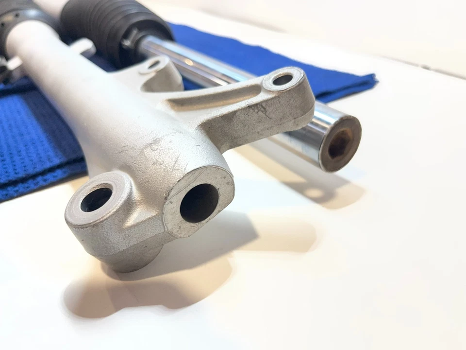 Juego de tubos de horquilla izquierda y derecha suspensión Yamaha TTR125L TTR125LE 2000-2007 OEM Foto 3 de 4