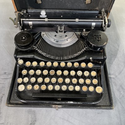 1930's UNDERWOOD Noiseless Black Portable Typewriter w/Case