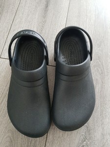 w10 crocs size