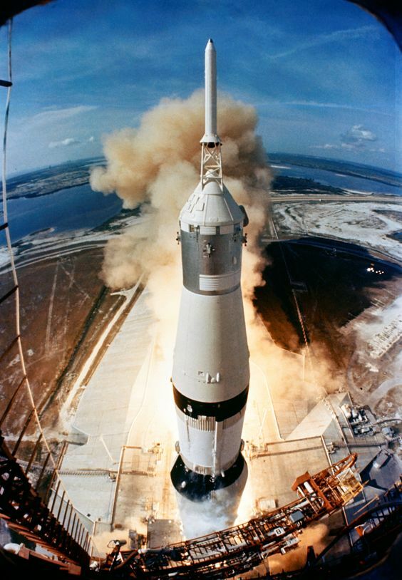 Tableau fusée Apollo 11 de 50x70 cm idéal pour décorer un salon de passionné d'espace