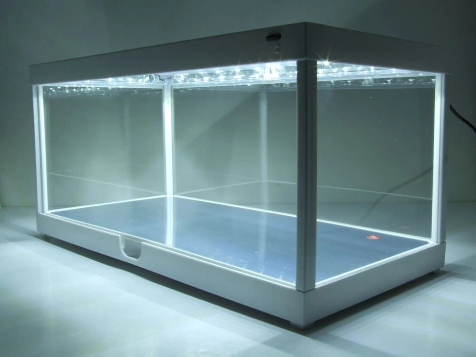 Scatola Trasparente Vetrina con Plafoniera LED Fondo Specchio Bianco per Modellini Auto - Immagine 3 di 4