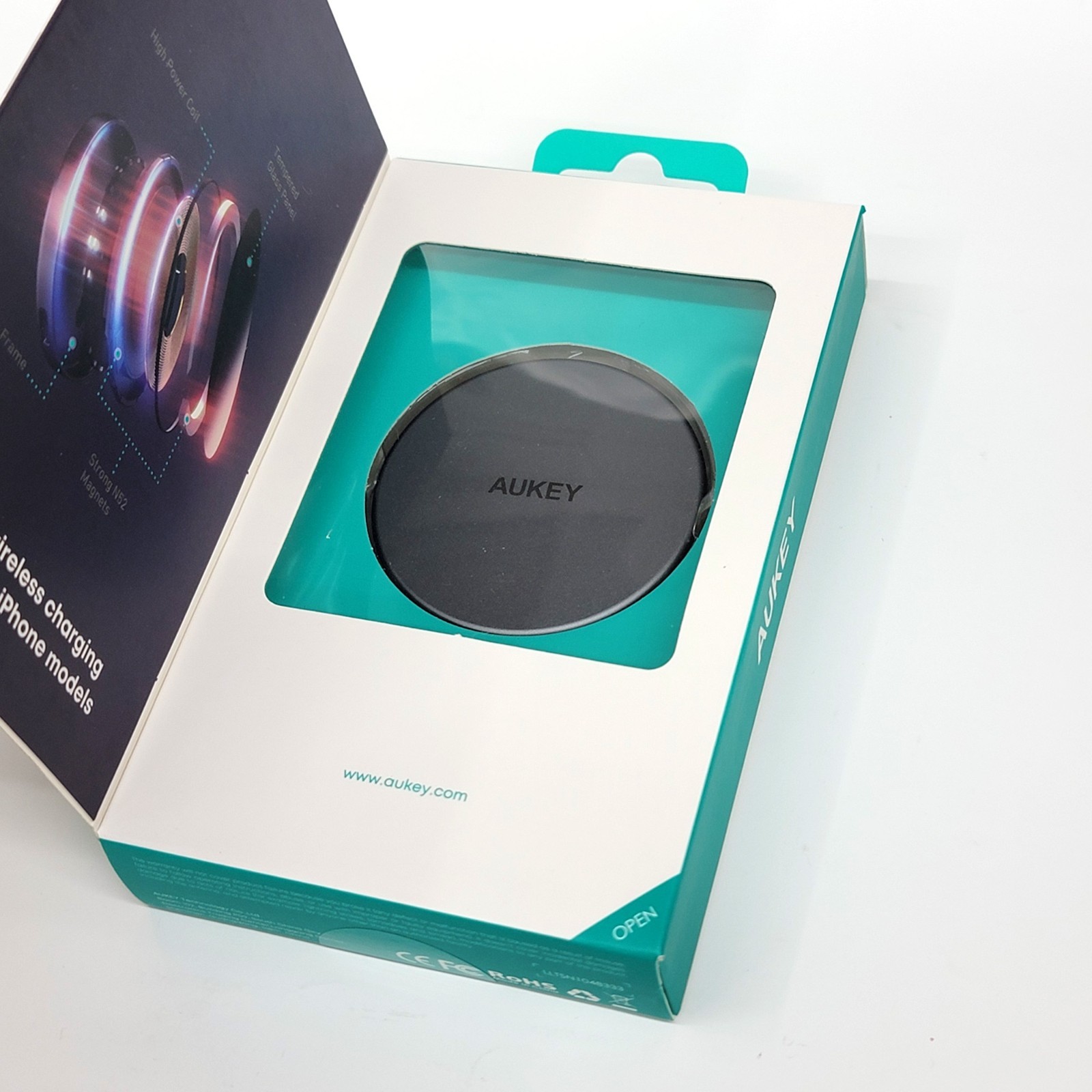 Aukey MagLink Aura Magnetic 15W Fast Wireless Charger with USB-C Cable LC-MC10