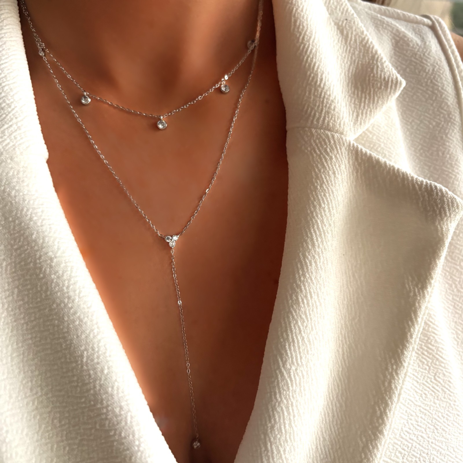 Collier double rang à pendentifs sertis parfait pour sublimer une tenue de soirée