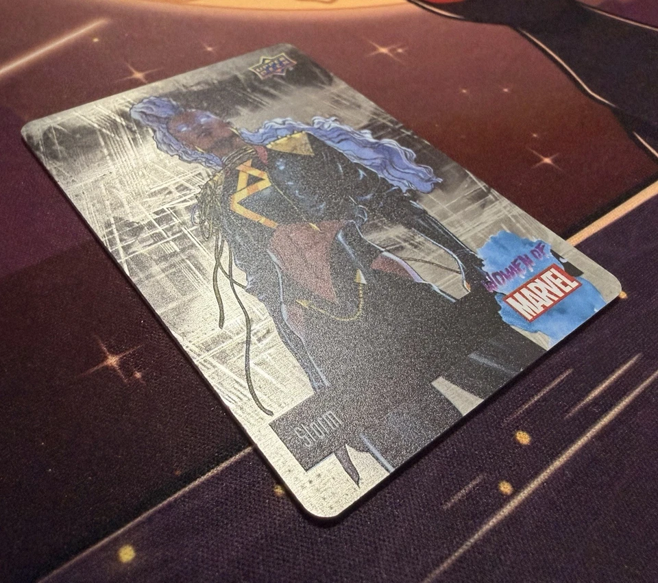 2024 Upper Deck - Storm MCW-12: SSP Women of Marvel Estuche de cartas de metal Hit Foto 3 de 4
