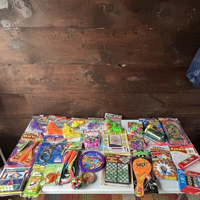 Large Lot Of Squirt Guns, Modern And Vintage Dime Store Toys, Packages