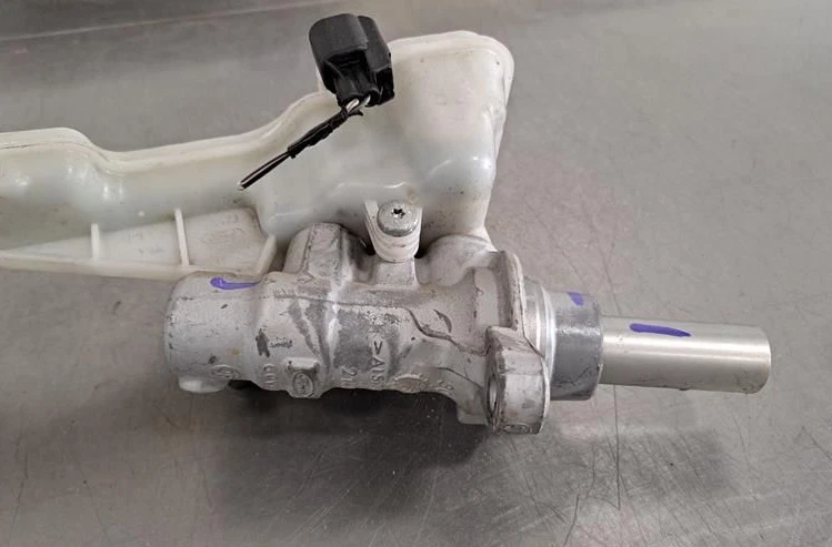 2017-2020 Ford Fusion Brake Master Cylinder Foto 2 de 4