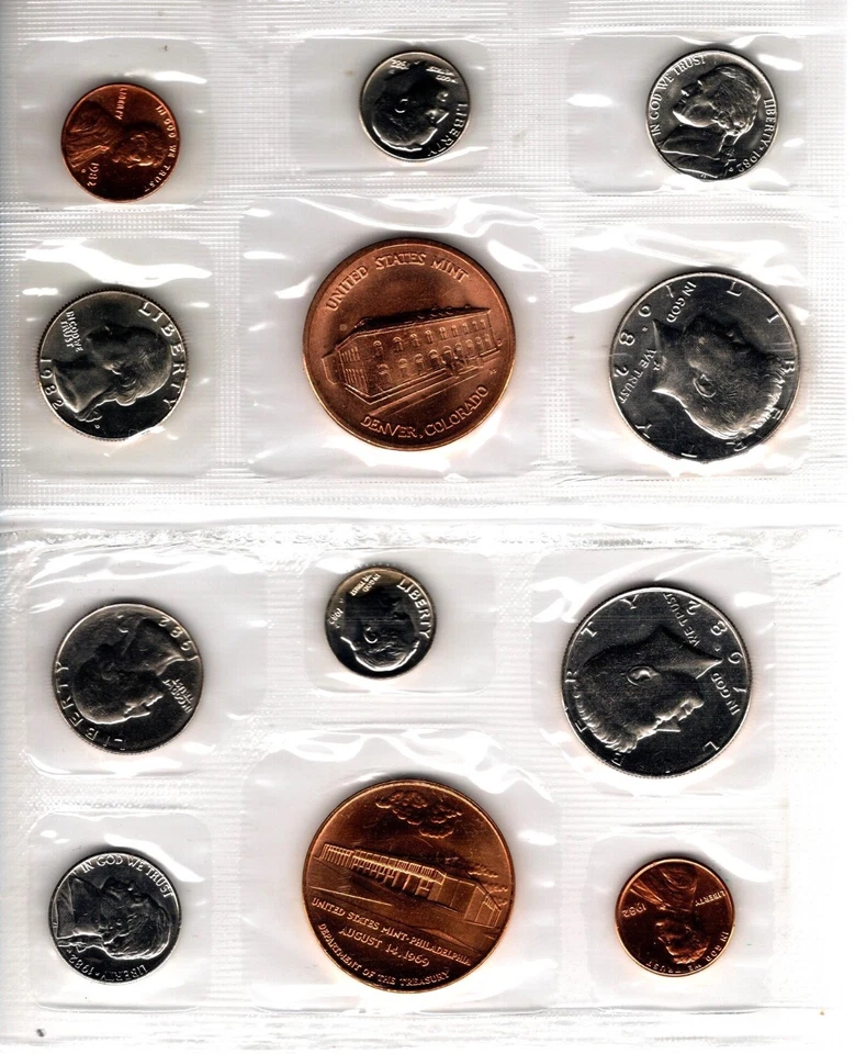 1982 AUTHENTIC US MINT UNCIRCULATED DENVER AND PHILADELPHIA SOUVENIR SETS - Image 2 of 4