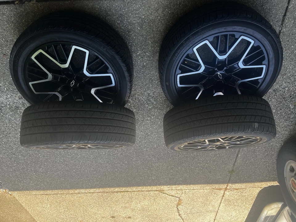 21" wheel & tire pack blazer rs OEM 95471 2023-2024 black Machined with tires - Image 4 of 4