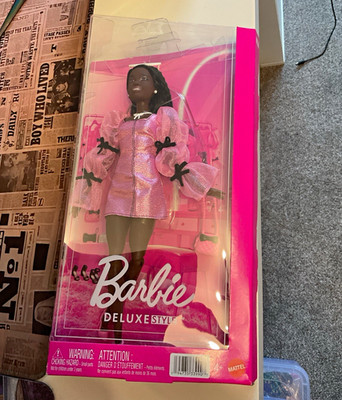 Barbie Deluxe Style Modepuppe dunkel gewellte schwarze Haare rosa Outfit 