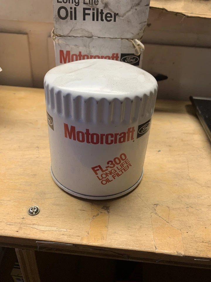Filtro de aceite de motor giratorio genuino Motorcraft FL-300 D4ZZ-6731-B Foto 3 de 4