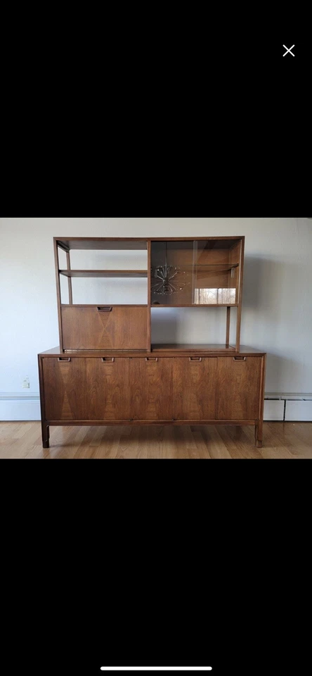 Aparador y Hutch de nogal de John Stuart para la colección Janus Foto 4 de 4