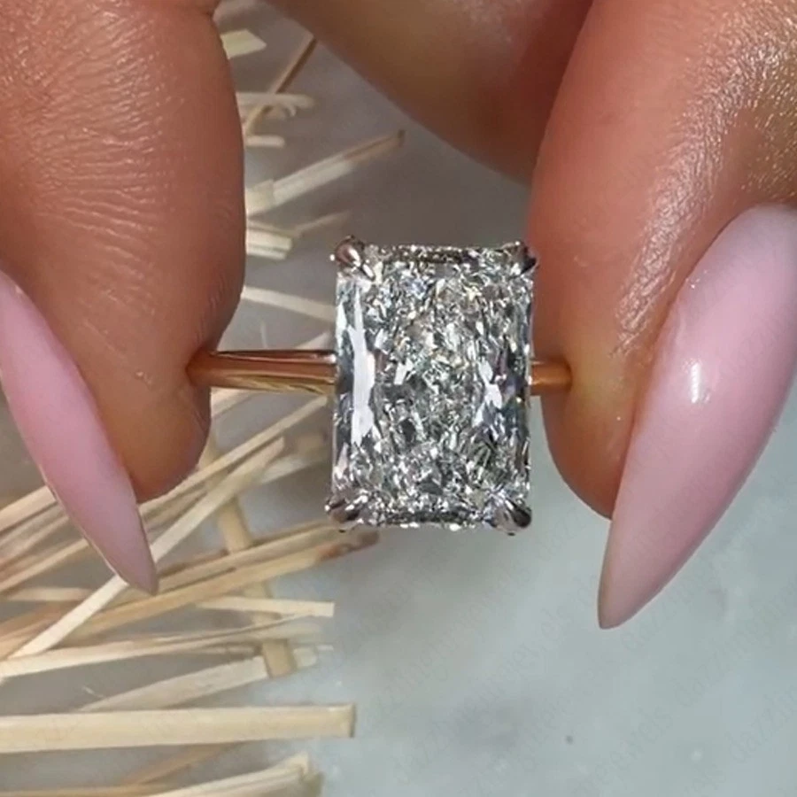 Anillo de compromiso de diamantes cultivados en laboratorio IGI G VVS1 radiante de 4,00 quilates en oro bicolor de 14 k Foto 3 de 4