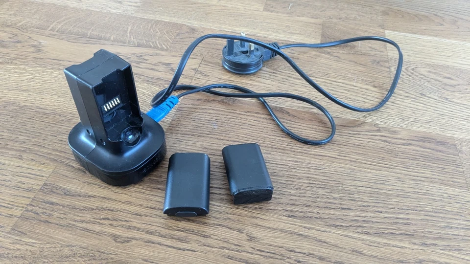 GENUINE MICROSOFT BLACK RECHARGEABLE BATTERY X2 plus quick charge kit  - Image 2 of 4