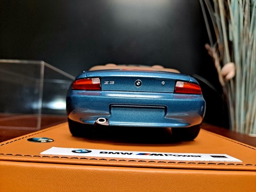 1/18 UT Models BMW Z3 Roadster GoldenEye Mounted On Customized Plexiglas Displas - Picture 12 of 23